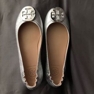 Tory Burch Silver Minnie Flats,Size 6,Silver Logo